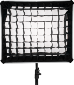 NANLITE Barndoor With Softbox for MixPad II 27C on asennettu mustaan valotelineeseen eteenpäin. Sen ritilässä on neliönmuotoisia kennoja, jotka auttavat ohjaamaan ja suuntaamaan valon tehoa.