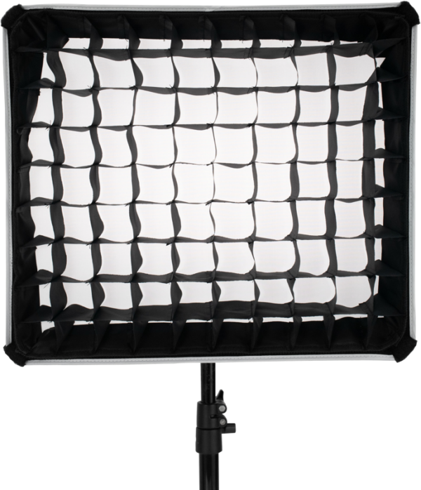 NANLITE Barndoor With Softbox for MixPad II 27C on asennettu mustaan valotelineeseen eteenpäin. Sen ritilässä on neliönmuotoisia kennoja, jotka auttavat ohjaamaan ja suuntaamaan valon tehoa.