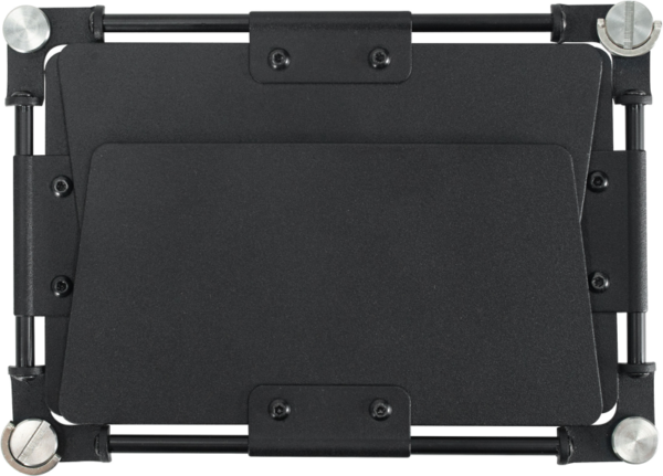 NANLITE Barndoor for Mixpad II 11C on suorakaiteen muotoinen musta metallinen lisävaruste, jossa on pyöristetyt kulmat, säädettävät sivutangot ja näkyvät ruuvit kulmissa ja keskellä, ja joka muistuttaa kiinnityskorvaketta tai kehystä.