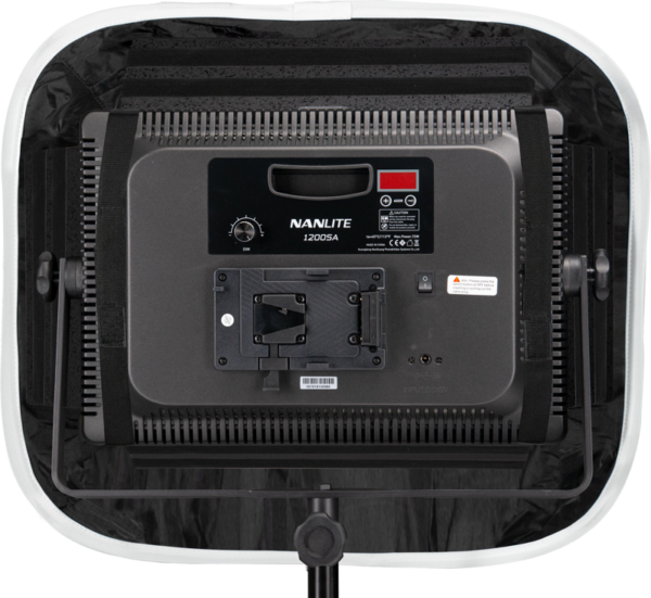 Takakuva NANLITE 1200SA LED-paneelista, johon on asennettu jalustalle NANLITE Soft Box for 1200SA/CSA/DSA, jossa näkyvät säätönupit, digitaalinen näyttö, paristokiinnitys ja varoitustarrat.