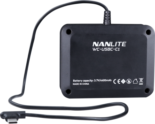 Musta NANLITE WC-USBC-C1 -johtosäädin, johon on liitetty USB-C-kaapeli, jossa on merkintä 3,7 V, 4400 mAh ja jossa on erilaisia sertifiointisymboleja.