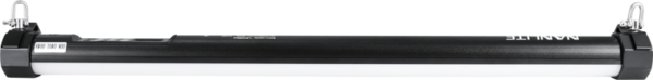 NANLITE Multi-angle Mount for PavoTube on esitetty vaakasuorassa tavallista vaaleaa taustaa vasten, ja siinä on mustavalkoinen sylinterimäinen LED-putkivalaisin, jonka molemmissa päissä on metallikannattimet.