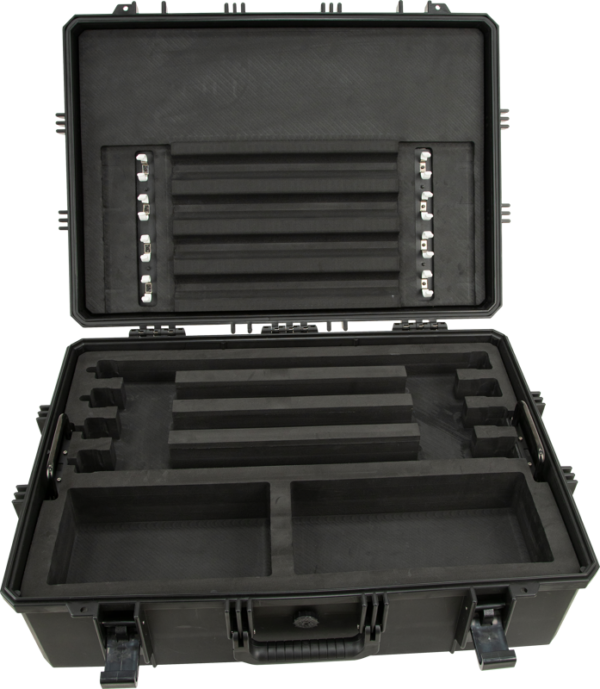 NANLITE Hard Case for 8 pcs PavoTube II 15X -kotelossa on musta kova kuori, vaahtomuovilla vuorattu lokeroitu sisustus EVA:lla, useita aukkoja organisoituun säilytykseen, turvalliset salvat, kahvat ja avoin kansi helppokäyttöisyyttä varten.