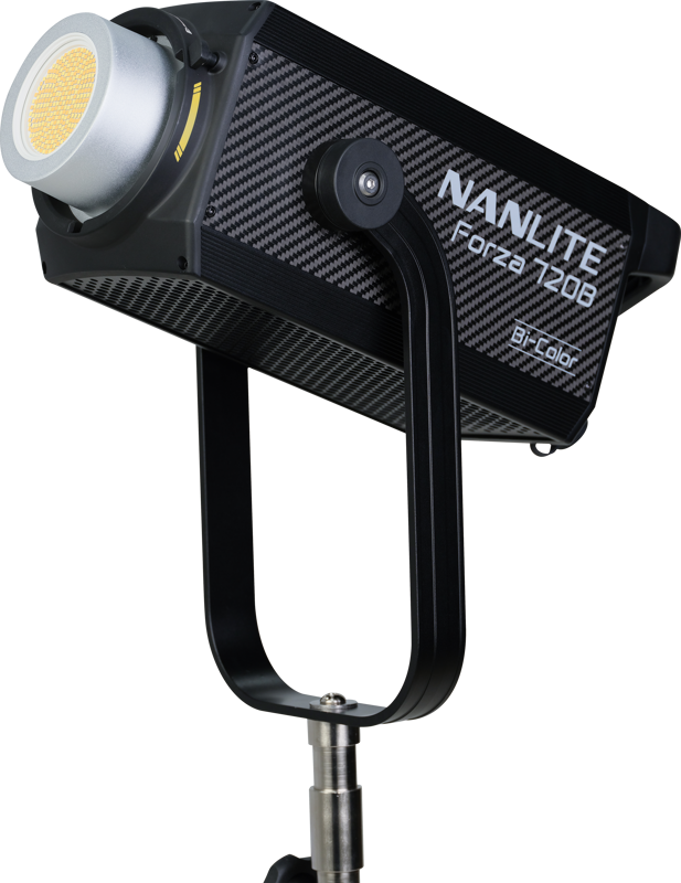 NANLITE Forza 720B LED-spottivalo, jossa on vaunukotelo, on asennettu jalustalle, ja siinä on musta kuvioitu runko, jossa on näkyvä tuotemerkki sivulla ja pyöreä LED-paneeli edessä.
