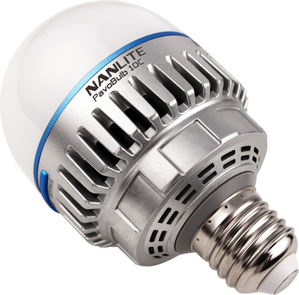 NANLITE PavoTube T8-7X & PavoBulb 10C 1+1 -pakkaus, jossa on hopeanvärinen metallipohja, sininen aksenttirengas ja tuuletettu muotoilu valkoisella pohjalla.