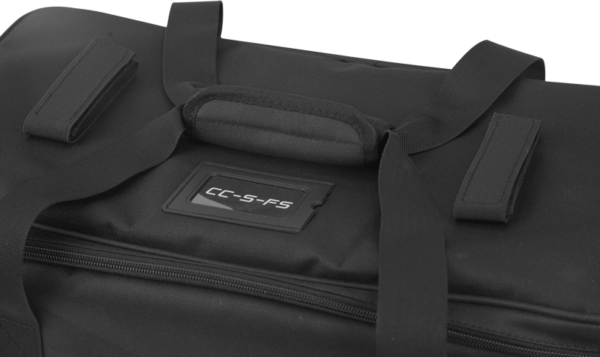 Lähikuvassa NANLITE Carry case for FS Series -laukusta näkyy sen tukevat kahvat, joissa on pehmustettu ote, näkyvä vetoketju, hihnan yksityiskohdat ja pieni suorakulmainen etiketti, jossa lukee CC-S-FS.