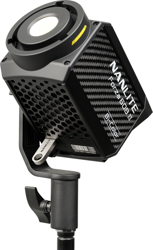Lähikuva NANLITE Forza 60B II -LED-valo LED-spottivalaisimesta, jossa on musta, kuvioitu, tuuletettu runko asennettuna jalustalle valkoista taustaa vasten kuvattuna.