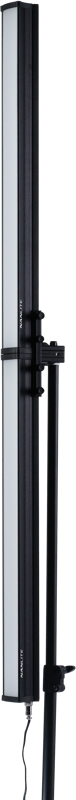 NANLITE LG-E60 4 Light LED Studio -sarjassa on korkea, ohut LED-paneeli mustalla säädettävällä jalustalla, joka näkyy sivulta valkoista taustaa vasten.