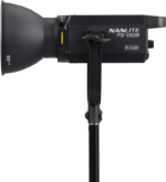 NANLITE FS-150B Bi-Color LED Spot Light -LED-valo on asennettu sivuprofiiliseen jalustaan, jonka etuosaan on kiinnitetty suuri heijastin.