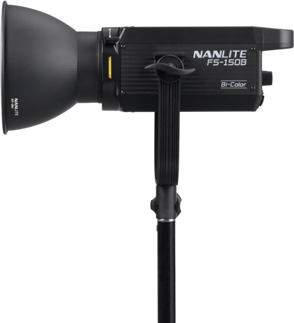 NANLITE FS-150B Bi-Color LED Spot Light -LED-valo on asennettu sivuprofiiliseen jalustaan, jonka etuosaan on kiinnitetty suuri heijastin.