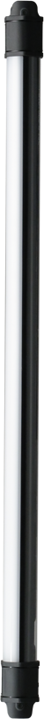 NANLITE Pavotube II 15C LED RGBWW Tube Light 1 -valosarjassa on sylinterimäinen putki, jossa on mustat päätykappaleet ja joka näkyy pystysuoraan valkoisella pohjalla. Sen kiiltävä pinta ja tyylikäs, moderni muotoilu lisäävät sen minimalistista vetovoimaa.