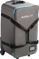 800q-03_124824 NANLITE Trolly Case for Forza 720/720B on harmaa rullattava kotelo, jossa on mustat hihnat, siniset korostukset, yläkahva, pyörät alareunassa, Nanlite-logo etupuolella ja kirkas etikettitasku.