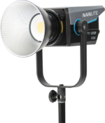 NANLITE FC-300B LED Bi-color Spot Light -LED-valo on asennettu mustaan jalustaan, jossa on suuri heijastin ja digitaaliset säätimet sivulla.