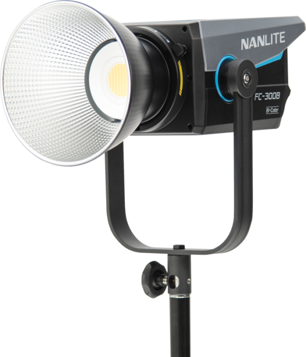 NANLITE FC-300B LED Bi-color Spot Light -LED-valo on asennettu mustaan jalustaan, jossa on suuri heijastin ja digitaaliset säätimet sivulla.