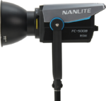 Sivukuva NANLITE FC-500B LED Bi-color Spot Light -LED-valo -valaisimesta asennettuna jalustalle, jossa tuotemerkin logo ja mallin tiedot näkyvät rungossa.