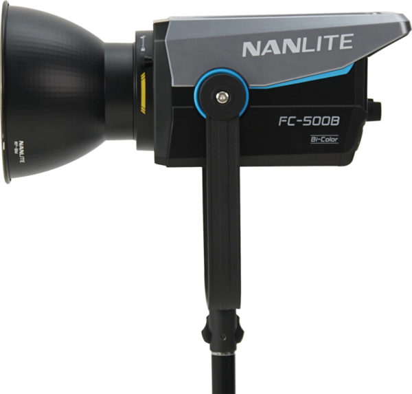 Sivukuva NANLITE FC-500B LED Bi-color Spot Light -LED-valo -valaisimesta asennettuna jalustalle, jossa tuotemerkin logo ja mallin tiedot näkyvät rungossa.