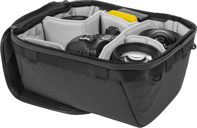 Peak Design Camera Cube V2 (S-Medium) on musta laukku, jossa on pehmustetut lokerot ja johon mahtuu siististi DSLR-kamera, kaksi objektiivia ja keltainen lisävaruste.