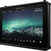 800q-03_126169 Mustan värinen ATOMOS SHOGUN ULTRA 7-tuumainen HDR-monitori-tallennin 8K RAW näyttää luonnonkauniin vuoristomaiseman vihreän revontulen alla yöllä, ja näytöllä on erilaisia kuvakkeita ja asetuksia.