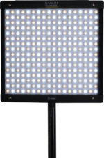NANLITE PavoSlim 60B LED-paneeli, neliön muotoinen LED-valo, jossa on useita valkoisia valoja, on valaistu ja asennettu mustalle jalustalle tavallista taustaa vasten.