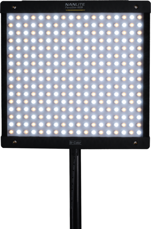 NANLITE PavoSlim 60B LED-paneeli, neliön muotoinen LED-valo, jossa on useita valkoisia valoja, on valaistu ja asennettu mustalle jalustalle tavallista taustaa vasten.