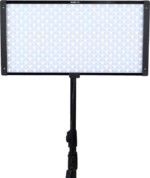 NANLITE Pavoslim 120B LED-paneeli, suorakulmainen valaisin, jossa on satoja lamppuja, on asennettu mustaan jalustaan tavallista, vaaleaa taustaa vasten. Valaistussa paneelissa on tyylikäs musta kehys.