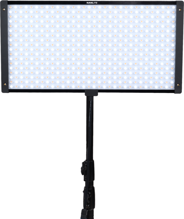NANLITE Pavoslim 120B LED-paneeli, suorakulmainen valaisin, jossa on satoja lamppuja, on asennettu mustaan jalustaan tavallista, vaaleaa taustaa vasten. Valaistussa paneelissa on tyylikäs musta kehys.