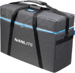 Harmaassa, suorakulmaisessa NANLITE FS-150B Bi-Colour 2 -valopakkauksen kantolaukussa on sininen vetoketju, mustat hihnat, Nanlite-logo edessä ja pehmustettu yläkahva helppoa kuljetusta varten.