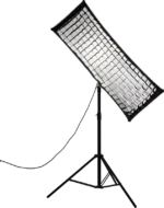 NANLITE Eggcrate grid for Softbox 45x110cm on asennettu kolmijalkaiseen jalustaan, joka on kallistettu kulmaan ja jossa virtajohto roikkuu valaisimesta. Asetelma on tavallista valkoista taustaa vasten.