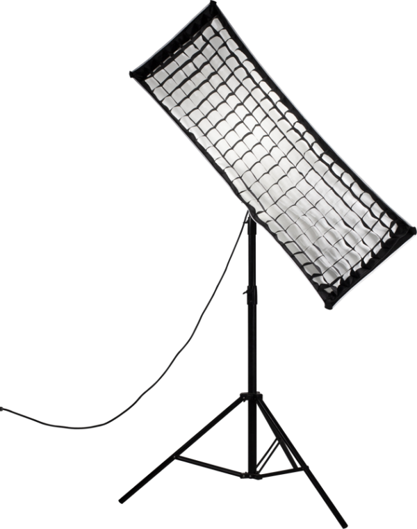 NANLITE Eggcrate grid for Softbox 45x110cm on asennettu kolmijalkaiseen jalustaan, joka on kallistettu kulmaan ja jossa virtajohto roikkuu valaisimesta. Asetelma on tavallista valkoista taustaa vasten.