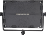 NANLITE 1200DSA 5600K LED-paneeli DMX-ohjauksella on suorakulmainen, ja siinä on kaksi suurta kuvioitua akkulevyä, useita ruuveja, sivusäätönupit ja alla oleva keskeinen kiinnike.