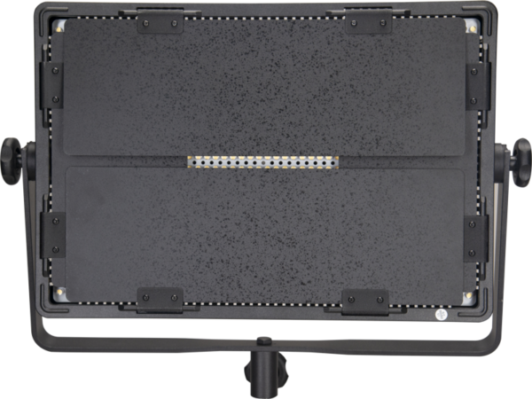 NANLITE 1200DSA 5600K LED-paneeli DMX-ohjauksella on suorakulmainen, ja siinä on kaksi suurta kuvioitua akkulevyä, useita ruuveja, sivusäätönupit ja alla oleva keskeinen kiinnike.