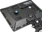 Lähikuva NANLITE MixPad 11C II RGBWW LED-paneelin takapaneelista, jossa näkyvät ohjauspainikkeet, moodivalitsin, kytkin, digitaalinäyttö ja paristolokero. Laite on osittain asennettu tukivarteen.