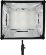 NANLITE Barndoor with Softbox for MixPad II 27C -valaisimessa on heijastava hopeanvärinen sisäpuoli ja musta kehys, se kiinnitetään jalustaan ja se on ihanteellinen valokuvaukseen tai videovalaistukseen.