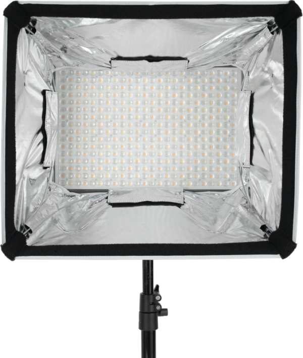 NANLITE Barndoor with Softbox for MixPad II 27C -valaisimessa on heijastava hopeanvärinen sisäpuoli ja musta kehys, se kiinnitetään jalustaan ja se on ihanteellinen valokuvaukseen tai videovalaistukseen.