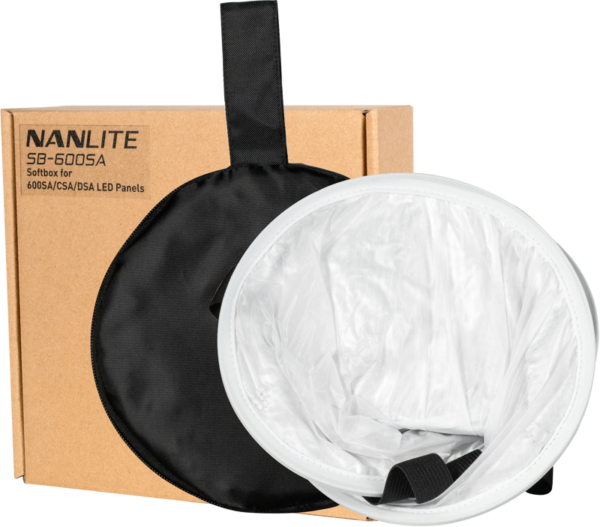 NANLITE Soft Box for 600SA/CSA/DSA LED Panels on esillä ruskean pakkauksen vieressä, ja pehmeä laatikko on avattu niin, että sen valkoinen sisäpuoli ja musta ulkopuoli paljastuvat.