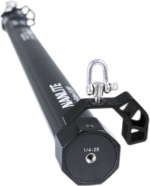 Lähikuvassa NANLITE Multi-angle Mount for PavoTube, jossa on musta tanko, jossa on 1/4-20 kierteinen ruuvi, metallinen silmukkakiinnitys ja geometrinen kiinnike päässä, valkoista taustaa vasten.