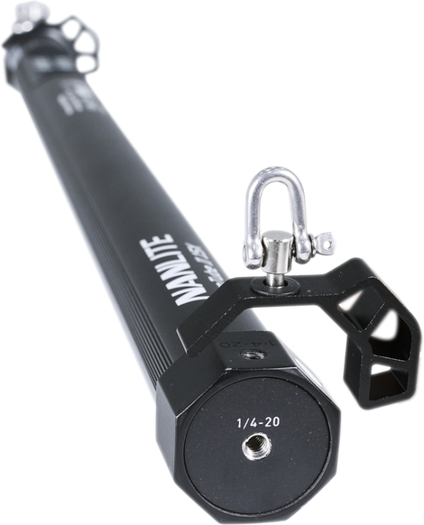 Lähikuvassa NANLITE Multi-angle Mount for PavoTube, jossa on musta tanko, jossa on 1/4-20 kierteinen ruuvi, metallinen silmukkakiinnitys ja geometrinen kiinnike päässä, valkoista taustaa vasten.