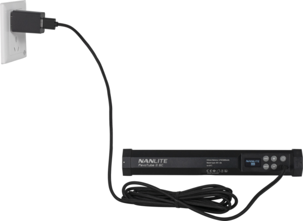 Musta Nanlite PavoTube II 6C LED-valo on kytketty pistorasiaan NANLITE USB-USB-C 3m -liitäntäkaapelilla ja USB-sovittimella, ja kierretty kaapeli on valon vieressä.