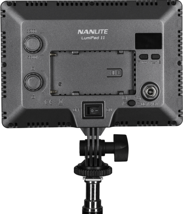 NANLITE LumiPad 11 - LED-valon takanäkymä, jossa näkyvät säätönupit, paristokotelo, virtakytkin ja valotelineeseen asennettu näyttö.
