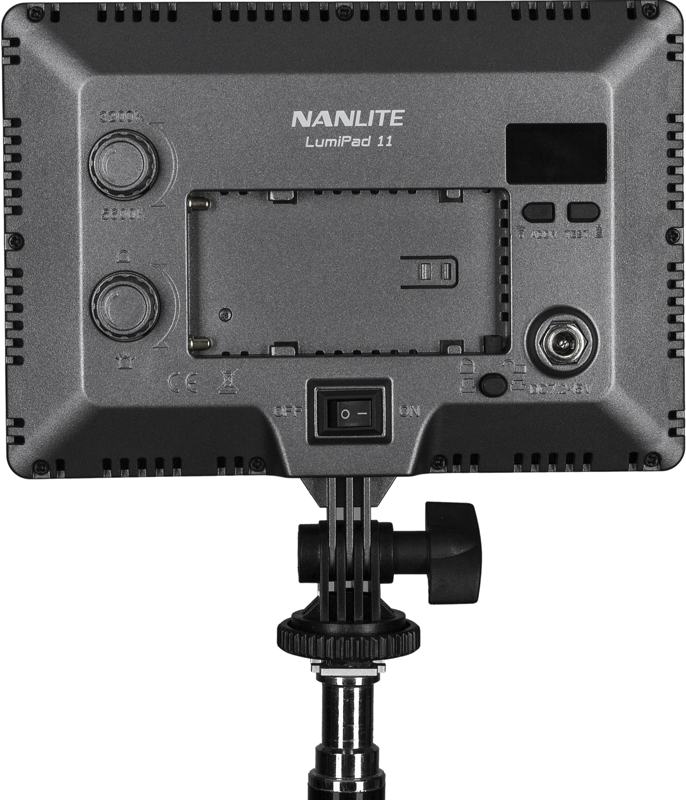 NANLITE LumiPad 11 - LED-valon takanäkymä, jossa näkyvät säätönupit, paristokotelo, virtakytkin ja valotelineeseen asennettu näyttö.