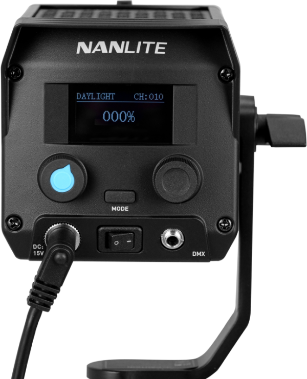 800q-04_121071 Lähikuva NANLITE Forza 60 II LED Spot Light -LED-valo -valaisimen takapaneelista, jossa näkyy sen näyttö, säätönupit, sininen virtapainike, toimintatilan kytkin sekä liitetyt virta- ja DMX-tulokaapelit.