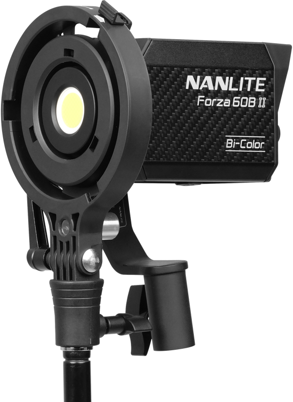 NANLITE Forza 60B II LED Spot Light -LED-valo on asennettu jalustalle, jossa on pyöreä valaisinpää ja musta suorakulmainen runko, jonka sivulla on NANLITE-brändi.