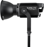 NANLITE Forza 300 II Daylight LED Spot Light -LED-valo, musta ja hopea, on asennettu sivulle jalustalle, jossa on suuri heijastin ja näkyvä tuotemerkki sen sivupaneelissa.