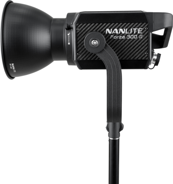 NANLITE Forza 300 II Daylight LED Spot Light -LED-valo, musta ja hopea, on asennettu sivulle jalustalle, jossa on suuri heijastin ja näkyvä tuotemerkki sen sivupaneelissa.