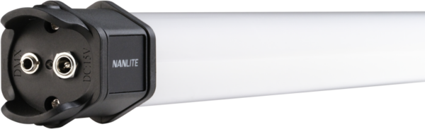 Lähikuva NANLITE Pavotube II 15C LED RGBWW Tube Light 1 Light Kitin toisesta päästä, jossa näkyy mustassa korkissa olevat DMX- ja DC-virransyöttöliitännät, ja Nanlite-logo näkyy sivulla.