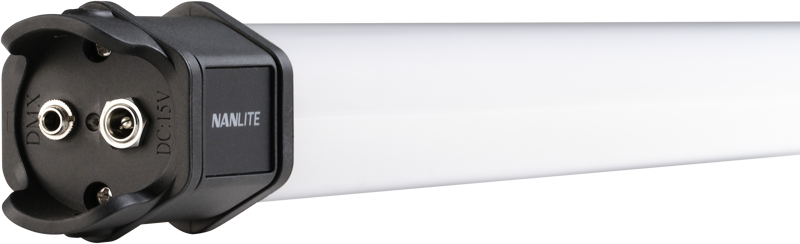 Lähikuva NANLITE Pavotube II 15C LED RGBWW Tube Light 1 Light Kitin toisesta päästä, jossa näkyy mustassa korkissa olevat DMX- ja DC-virransyöttöliitännät, ja Nanlite-logo näkyy sivulla.