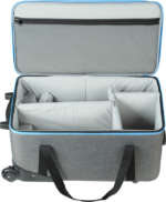 800q-04_124824 NANLITE Trolly Case for Forza 720/720B on avoin harmaa matkalaukku, jossa on vaalea sisustus, pehmustetut säädettävät lokerot, vetoketjullinen verkkotasku kannessa sekä mustat kahvat ja pyörät toisessa päässä.
