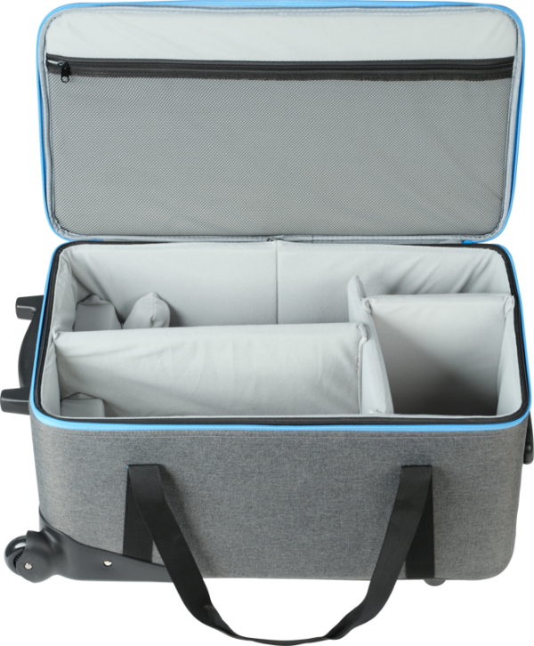 800q-04_124824 NANLITE Trolly Case for Forza 720/720B on avoin harmaa matkalaukku, jossa on vaalea sisustus, pehmustetut säädettävät lokerot, vetoketjullinen verkkotasku kannessa sekä mustat kahvat ja pyörät toisessa päässä.
