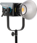 NANLITE FC-300B LED Bi-color Spot Light -LED-valo on asennettu mustaan jalustaan, jossa on suuri hopeinen heijastin ja sivusäätimet, ihanteellinen ammattimaiseen valokuvaukseen tai videotuotantoon.