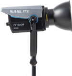NANLITE FC-500B LED Bi-color Spot Light -LED-valo on asennettu mustaan jalustaan, sivulta katsottuna valkoista taustaa vasten.